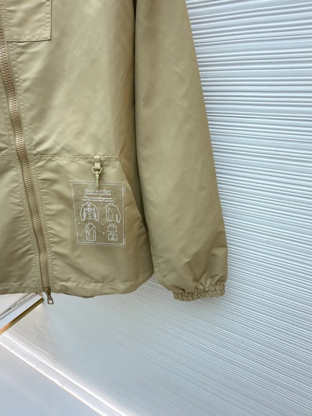 LOUIS VUITTON double-sided windproof pin jacket ●Original version: Purchased and developed for 22800 ●Item number: 1682085-C55 ●Fabric: polyester fiber fabric ●Technology: jacquard production ●Color: khaki ●Version: fitted version ●Weight: about 545 grams ●Size: 44-46-48-50 ●Description: The solid color fabric is made of nylon encrypted matt twill, and the jacquard fabric on the other side is made of 50D nylon yarn-dyed jacquard fabric. The solid color front panel is laser-burned, hand-made of white copper, with a triangular pin with logo and glossy finish. The front pocket uses a hardware keychain to hang a folding clothing tag, and the jacquard letters on the front chest placket are made of single-piece handmade It is cut manually, and all the pieces are numbered. The pockets are also cut with the original number. The fabric is relatively light and silky, and it takes time to cut accurately. It is equipped with a double-circulation puller 5# orbital zipper in the front and center. The hem and hood are worn with spiral elastic ropes with ring anti-slip buckles, square pig nose buckles with logo, and all holes are punched with hardware and logo on cloth-colored eyelets. The overall wiring is straight and delicate, the fabric is comfortable and soft, and the color is consistent without color difference. It can be matched with the same style to create a fashionable look and control various occasions. Customized accessories, complete with three standards, same style for men and women!